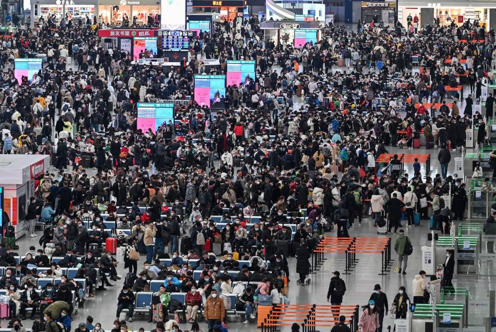 Stesen kereta api di Shanghai sesak pada Rabu apabila kebanyakan penduduk mula pulang ke kampung halaman masing-masing menjelang Tahun Baharu Cina. - Foto AFP