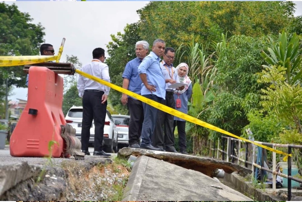 Datuk Bandar MBS, Datuk Masri Razali (tiga dari kanan) bersama pegawainya turun padang melawat lokasi tanah mendap pada Rabu. Foto: MBS.