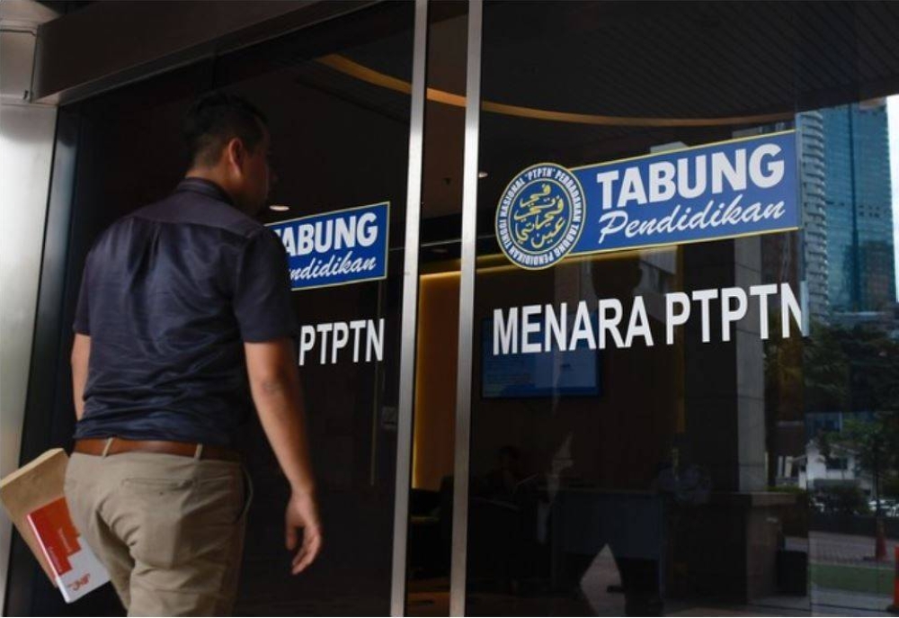 PTPTN juga akan memberikan sumbangan dalam bentuk akaun Simpan SSPN Prime berjumlah RM50,000 di bawah Program Dermasiswa Anak Anggota dan Veteran ATM. - Foto Bernama