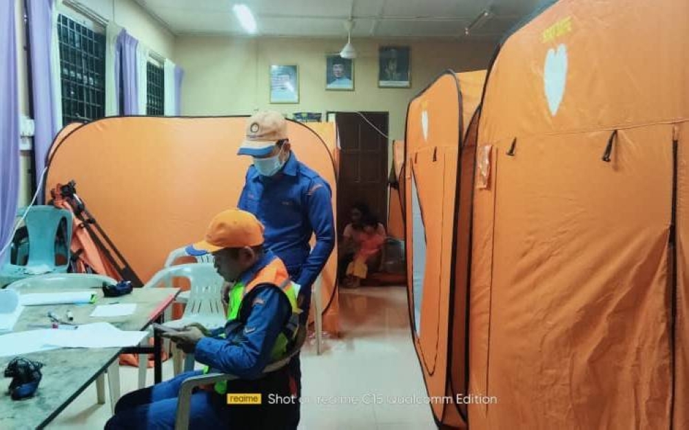 Sebuah PPS dibuka di balai raya Kampung Kemat bagi menempatkan mangsa yang terjejas banjir kikat. - Foto APM