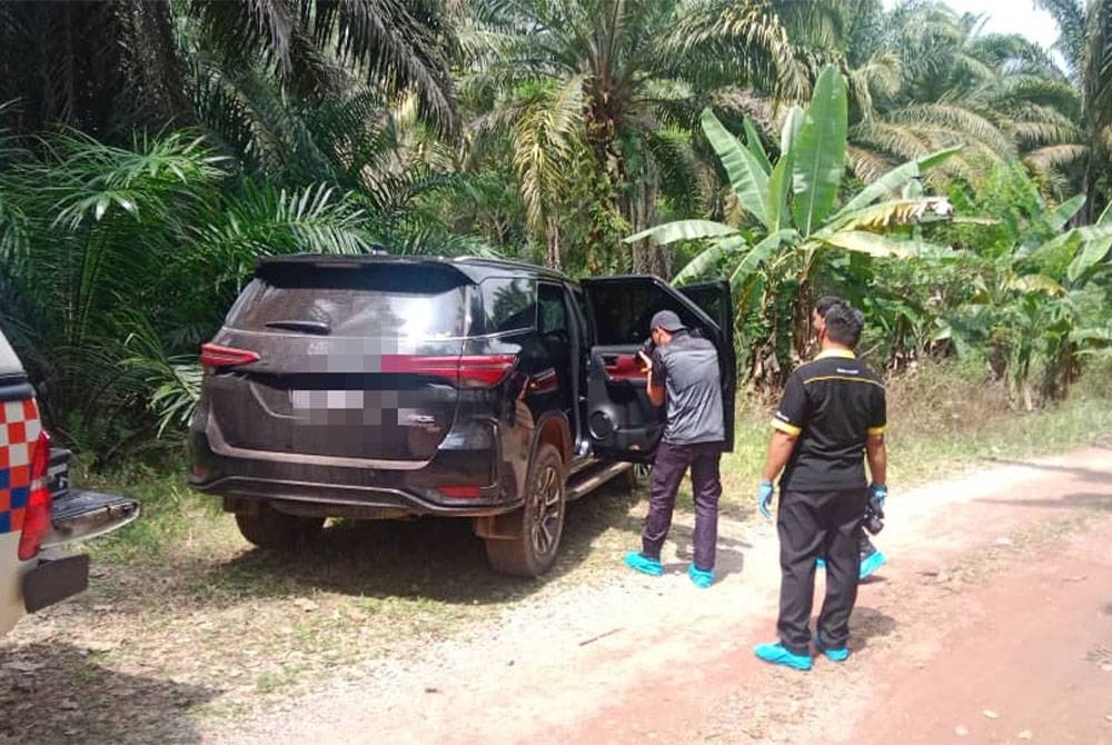 Kenderaan milik mangsa yang dilarikan ditemui ditinggalkan dalam sebuah kebun getah di Felda Sungai Lui, Negeri Sembilan.