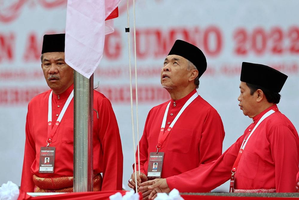 Ahmad Zahid menaikkan bendera UMNO "Sang Saka Bangsa" sempena perasmian Perhimpunan Agung UMNO 2022 di Pusat Dagangan Dunia Kuala Lumpur (WTCKL) pada Jumaat. - Foto Bernama