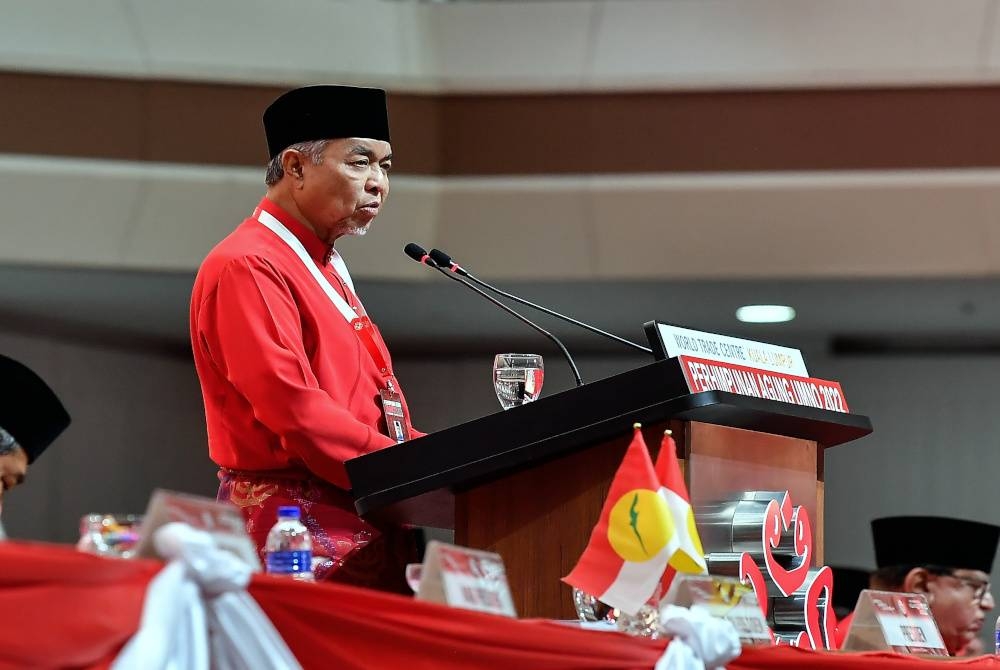 Ahmad Zahid Hamidi ketika menyampaikan ucapan dasar pada Perhimpunan Agung UMNO 2022 di Pusat Dagangan Dunia Kuala Lumpur hari ini. - Foto Bernama