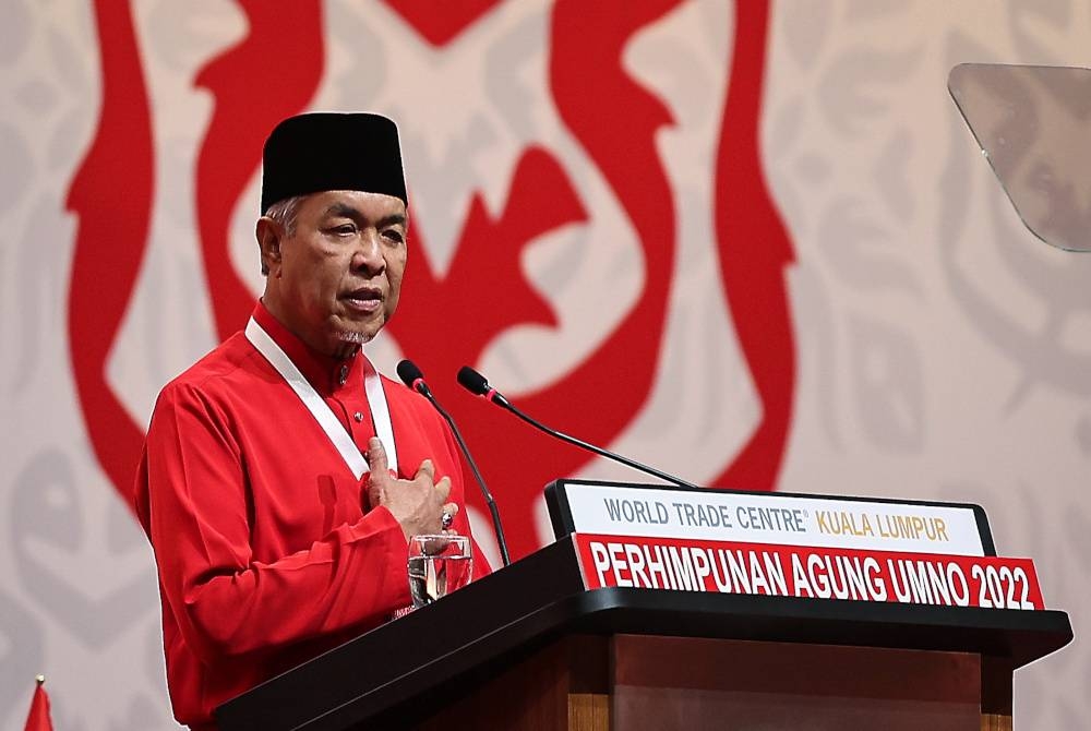 Ahmad Zahid Hamidi ketika menyampaikan ucapan dasar pada Perhimpunan Agung UMNO 2022 di Pusat Dagangan Dunia Kuala Lumpur hari ini. - Foto Bernama