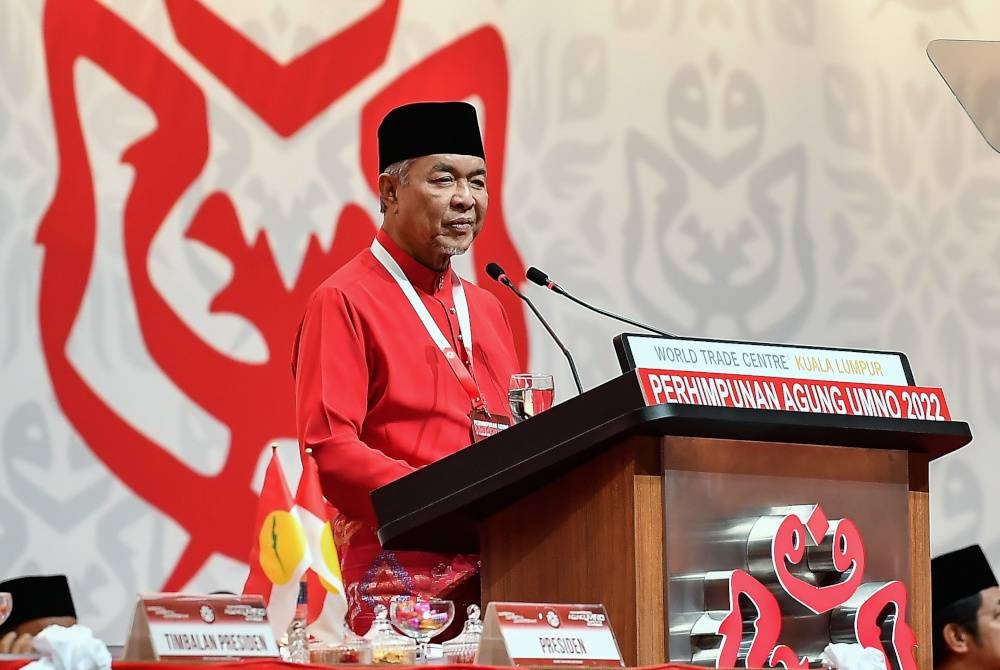 Ahmad Zahid ketika menyampaikan ucapan dasar pada Perhimpunan Agung UMNO 2022 di Pusat Dagangan Dunia Kuala Lumpur, pada Jumaat. - Foto Bernama