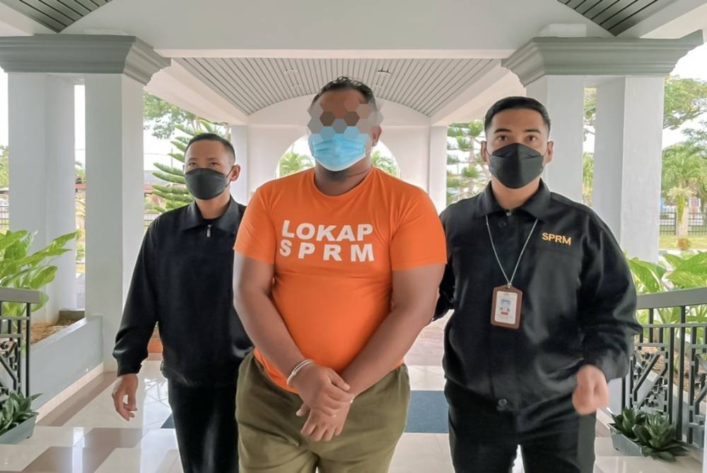 Seorang lelaki (tengah) yang memakai baju lokap berwarna oren direman bermula Jumaat hingga Selasa bagi membantu siasatan kes tuntutan palsu bernilai RM444,000 bermula tahun 2020 lalu.