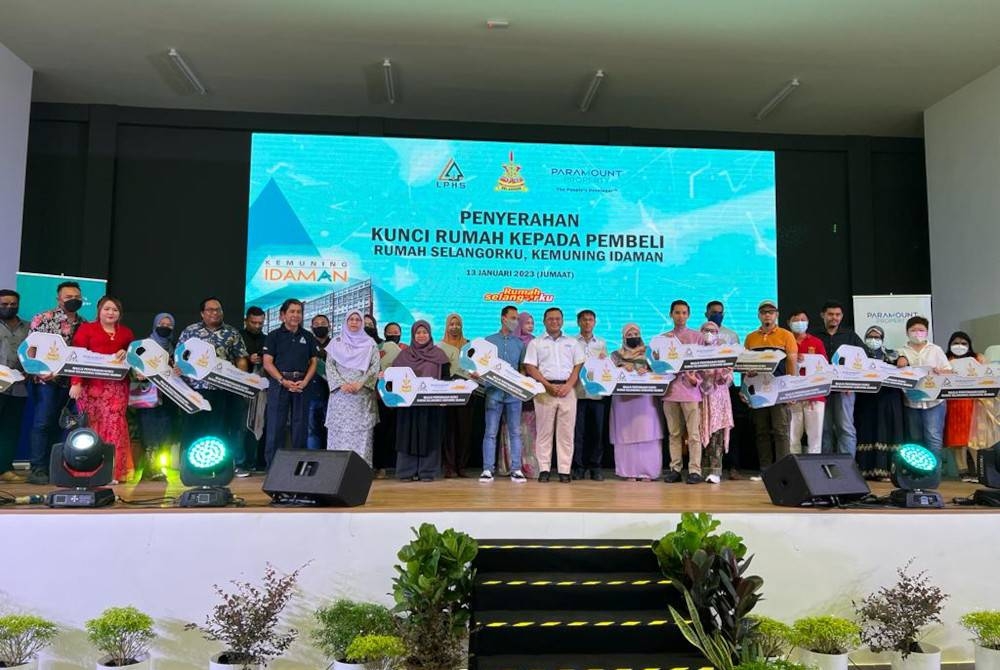 Amirudin (tengah) bergambar bersama tetamu jemputan serta penerima Rumah Selangorku pada Majlis Penyerahan Kunci Projek Rumah Selangorku Kemuning Idaman Klang pada Jumaat.