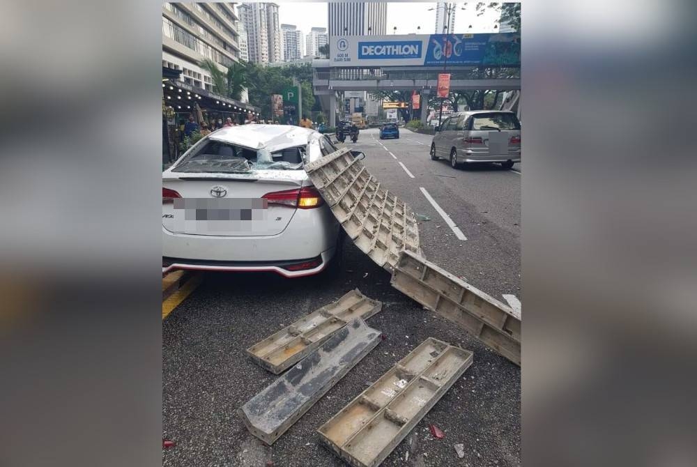 Sebuah kereta rosak teruk akibat dihempap objek yang terjatuh dari tingkat 56 sebuah menara yang dalam pembinaan.