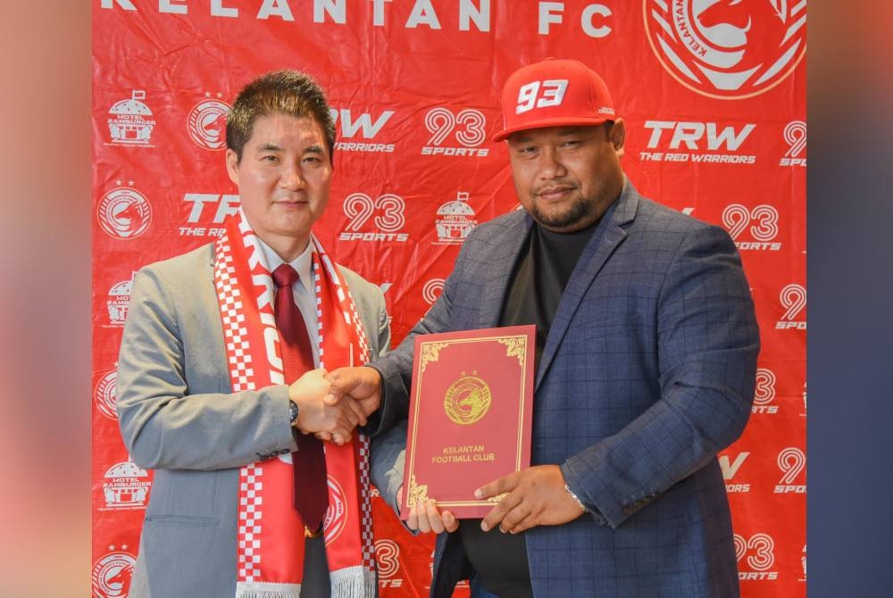 Moon Sik (kiri) dan pemilik Kelantan FC, Norizam Tukiman. - Foto Facebook TRW Kelantan FC