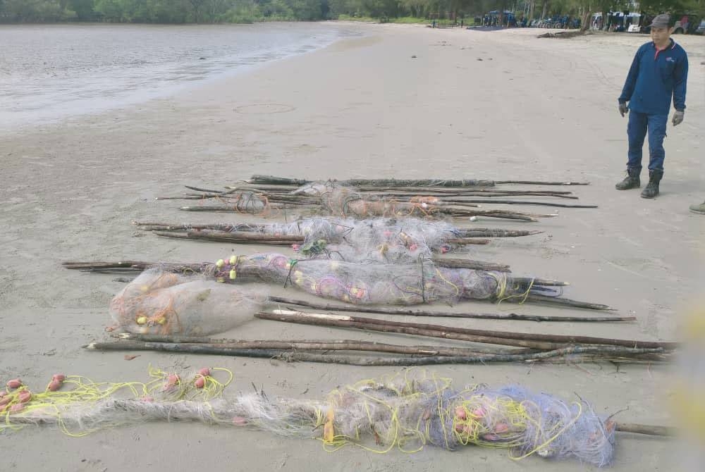 Jaring dan pancang yang digunakan di sepanjang perairan Pantai Morib, Banting dirampas pihak DOF Selangor, baru-baru ini.