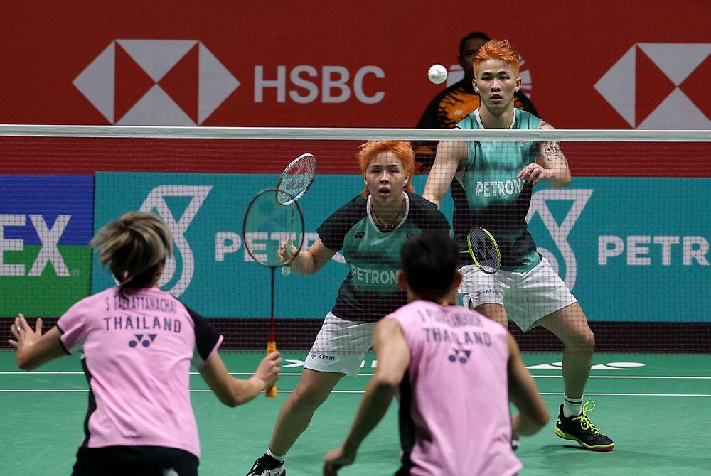 Chen Tang Jie dan Toh Ee Wei ketika beraksi menentang pemain Thailand Dechapol Puavaranukroh dan Sapsiree Taerattanachai pada suku akhir Kejohanan Badminton Petronas Terbuka Malaysia 2023 pada Jumaat.