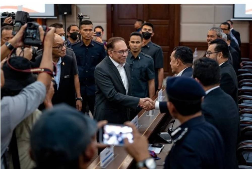 Anwar semasa menghadiri Majlis Perjumpaan Bersama Ketua-Ketua Jabatan Persekutuan Negeri Terengganu di Dewan Senat, UMT pada Khamis.