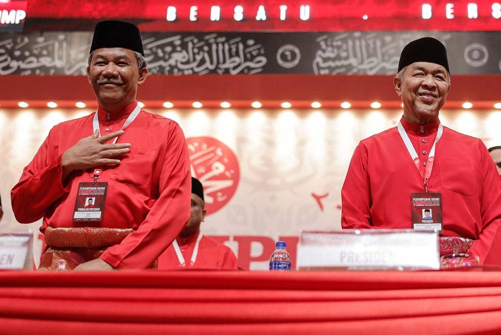 Presiden UMNO, Datuk Seri Dr Ahmad Zahid Hamidi (kanan) dan Timbalan Presiden UMNO, Datuk Seri Mohamad Hasan hadir pada Perhimpunan Agung UMNO 2022 di Pusat Dagangan Dunia Kuala Lumpur (WTCKL), pada Jumaat. - Foto Bernama 