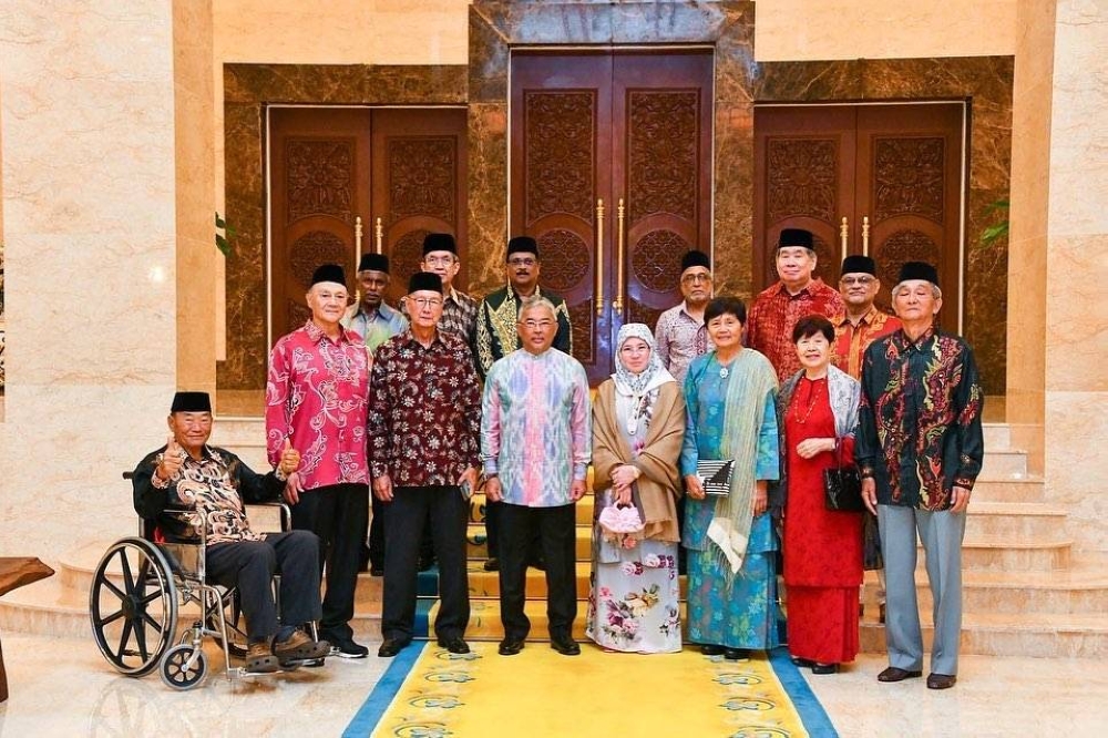 Agong dan Permaisuri Agong rai bekas pasukan badminton Piala Thomas 1967 di Istana Negara pada Jumaat. - Foto: FB Istana Negara 