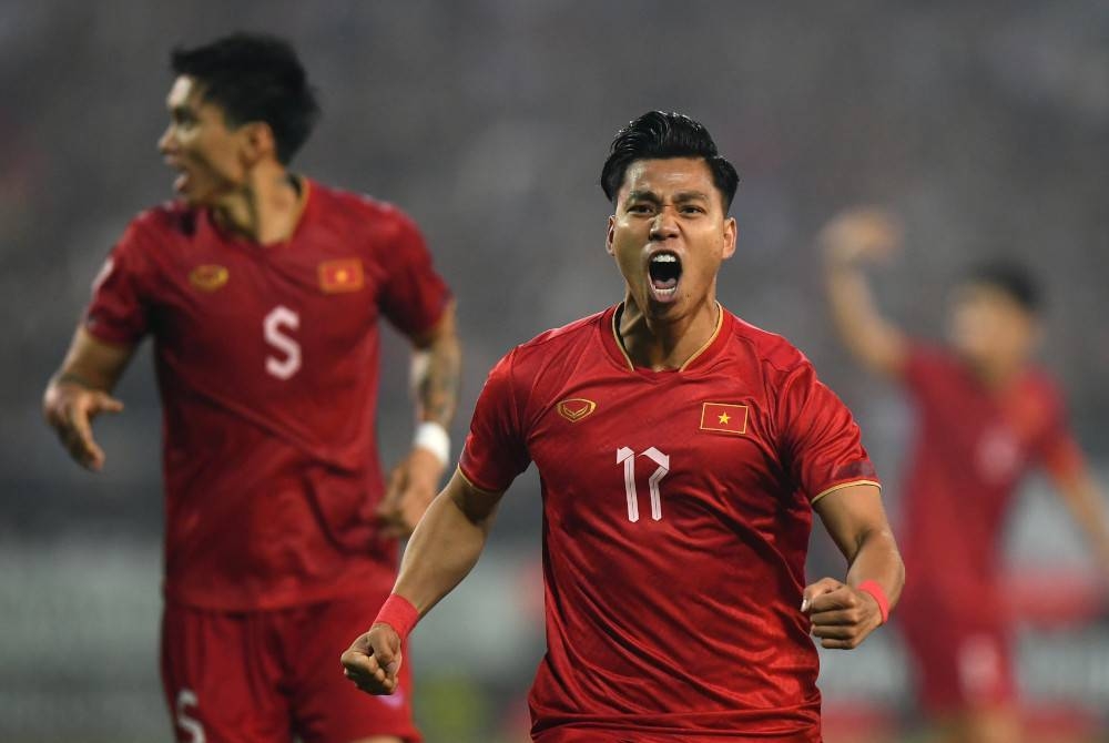 Vu Van Thanh (kanan) meraikan jaringan pasukan Vietnam ketika berdepan Thailand dalam perlawanan akhir pertama Piala AFF 2022 di Stadium My Dinh National, Hanoi pada Jumaat. - Foto AFP