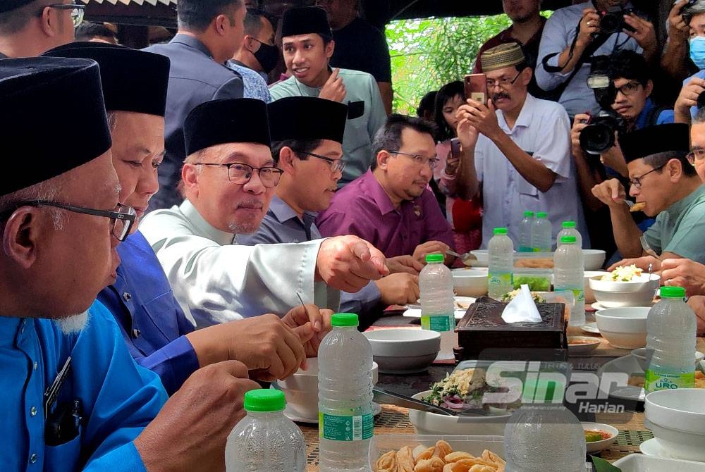 Anwar (tengah) meluangkan masa menjamu selera di kedai Cendol Songkok Tinggi.