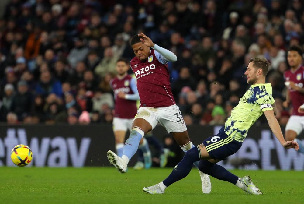 Bailey (kiri) meledak satu gol ketika membantu Villa mengalahkan Leeds 2-1. - Foto AFP