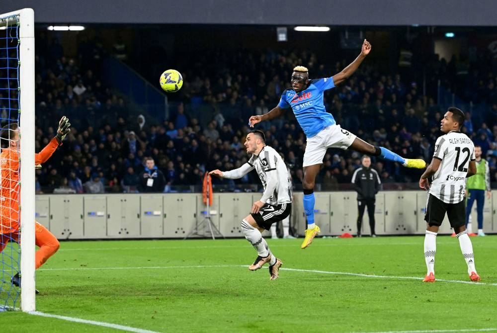 Osimhen (dua dari kanan) menyumbat dua gol untuk membantu kemenangan Napoli ke atas Juventus 5-1. - Foto AFP