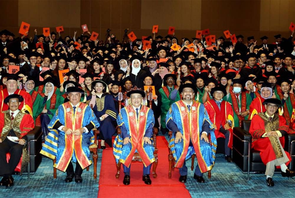 Hajiji ketika hadir menyempurnakan majlis Konvokesyen Kedua Universiti College Sabah Foundation (UCSF) di SICC Kota Kinabalu.