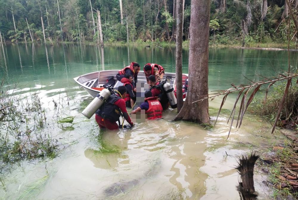 Mayat mangsa ditemui anggota bomba yang menjalankan kerja mencari dan menyelamat di Tasik Cermin, Shah Alam pada Sabtu.