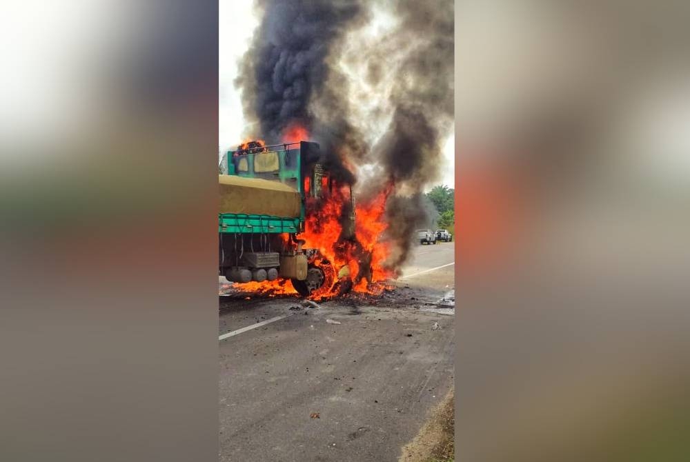 Keadaan kereta dan lori yang terbakar dalam kemalangan di Jalan Temerloh-Kuala Krau pada Sabtu. - Foto JBPM