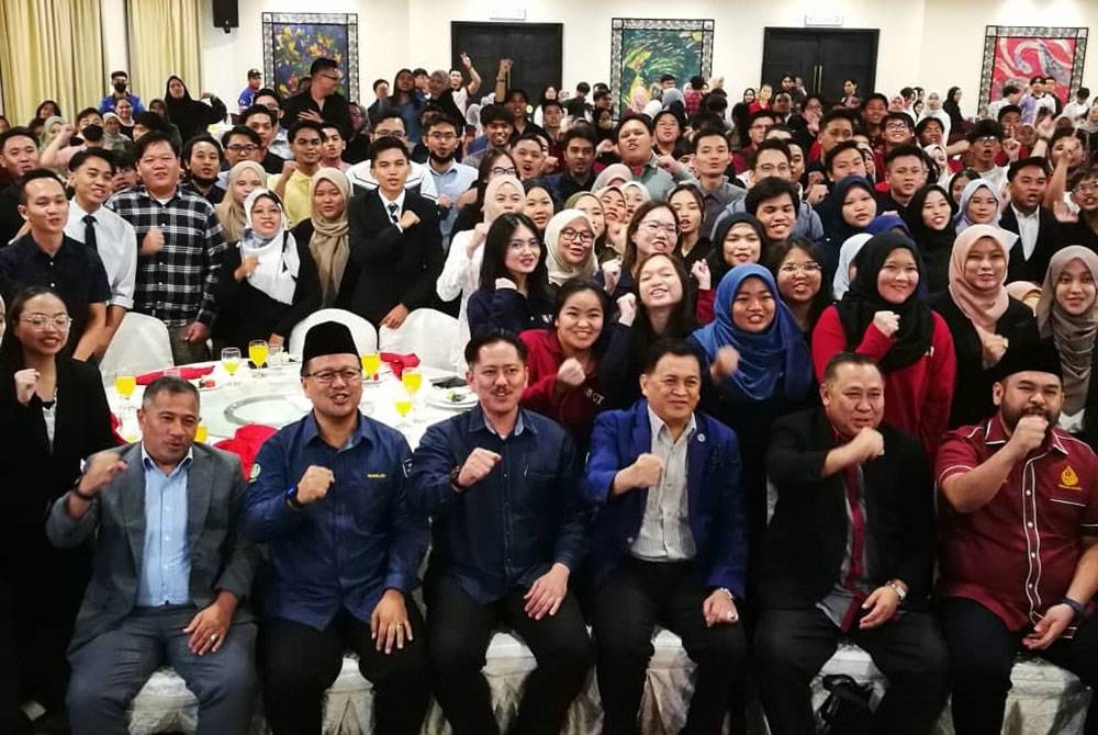 Mohd Arifin (duduk; tiga dari kanan) bersama sebahagian mahasiswa/mahasiswi Sabah pada program berkenaan.