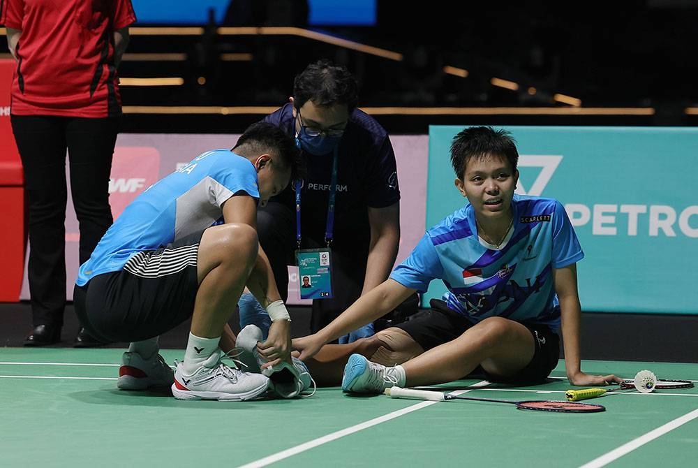 Beregu wanita Indonesia Apriyani Rahayu terpaksa menarik diri pada set kedua ekoran pasangannya Siti Fadia Silva Ramadhanti cedera ketika beraksi menentang pemain China pada separuh akhir Terbuka Malaysia 2023 di Axiata Arena Bukit Jalil pada Sabtu. Foto: Bernama