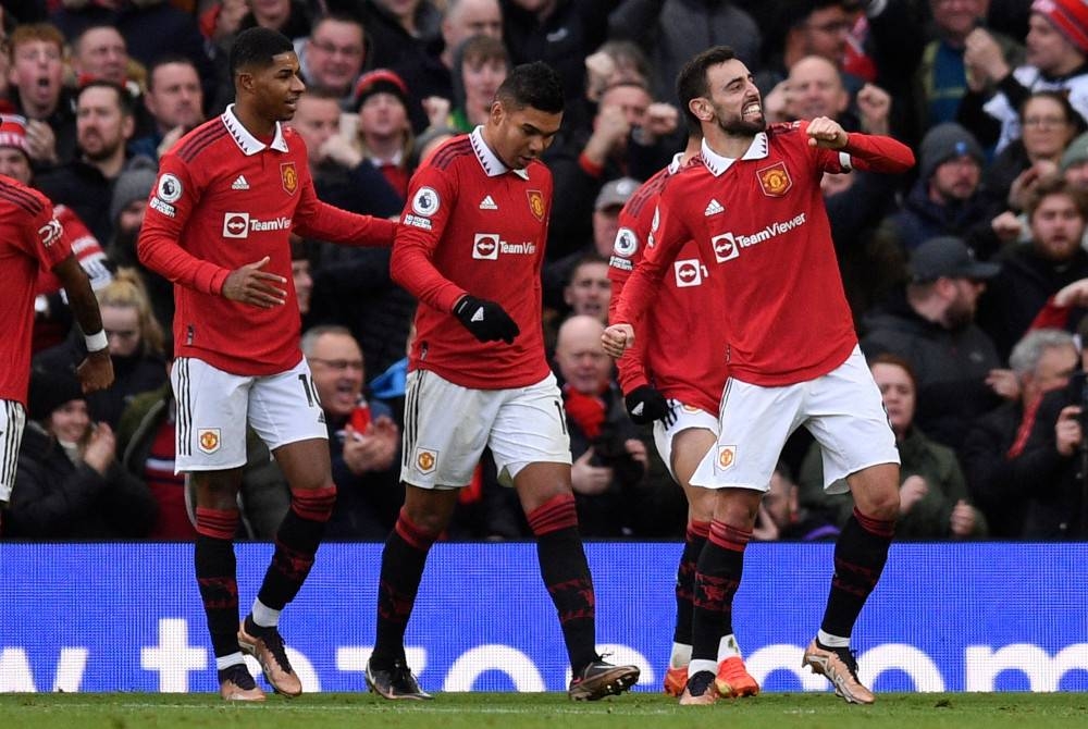 Rashford (kiri) meraikan jaringan Fernandes (kanan) semasa aksi Manchester United menentang Manchester City di Old Trafford, Manchester pad Sabtu. - Foto AFP