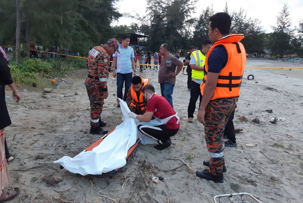 Mayat Muhammad Hanif Nurhaqim ditemukan lemas selepas dipercayai terjatuh ketika mandi di Pantai Kemayang petang Sabtu.