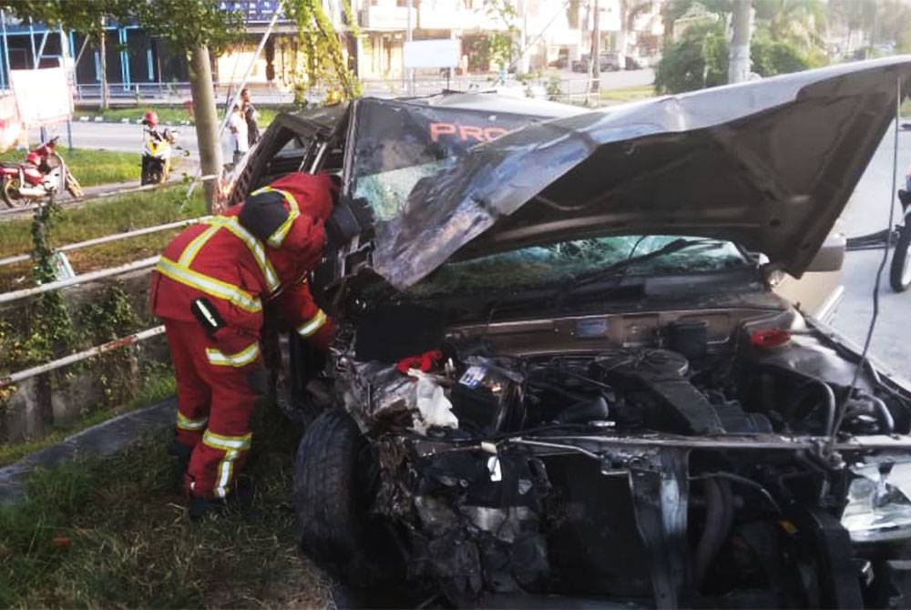 Anggota bomba mengeluarkan mangsa kemalangan melibatkan empat buah kenderaan di Jalan Sungai Putus, Kampung Batu Belah Klang pada Ahad.