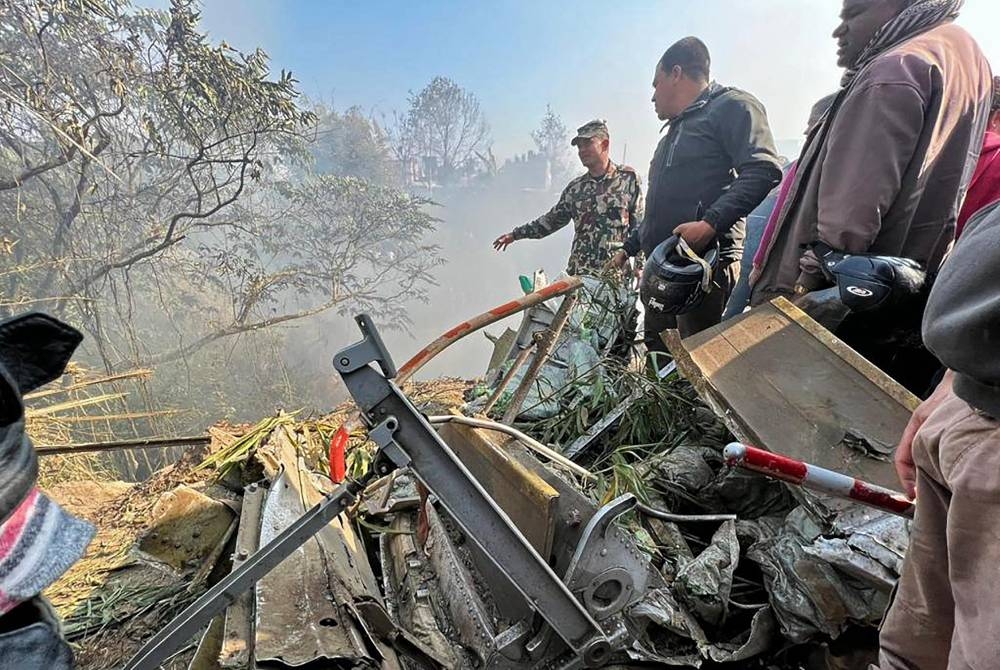 Anggota penyelamat berada di lokasi pesawat Yeti Airlines yang terhempas di Pokhara di tengah Nepal. - AFP