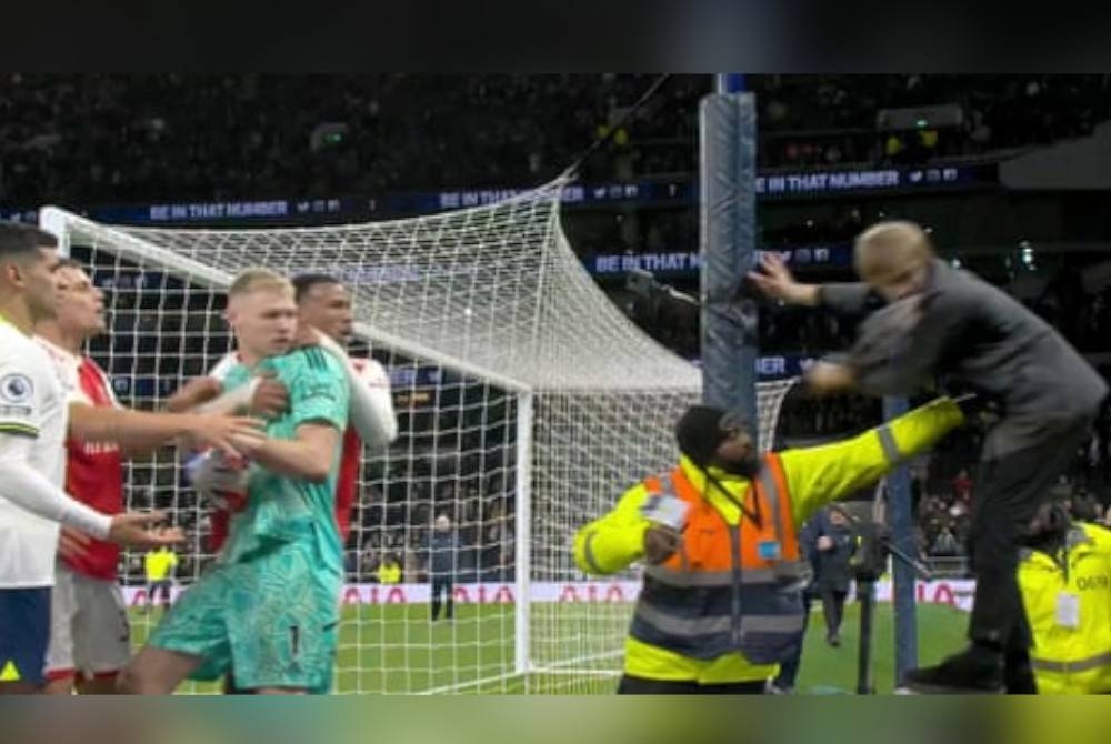 Insiden Ramsdale (dua dari kiri) ditendang penyokong Spurs pada Isnin. - Foto Agensi