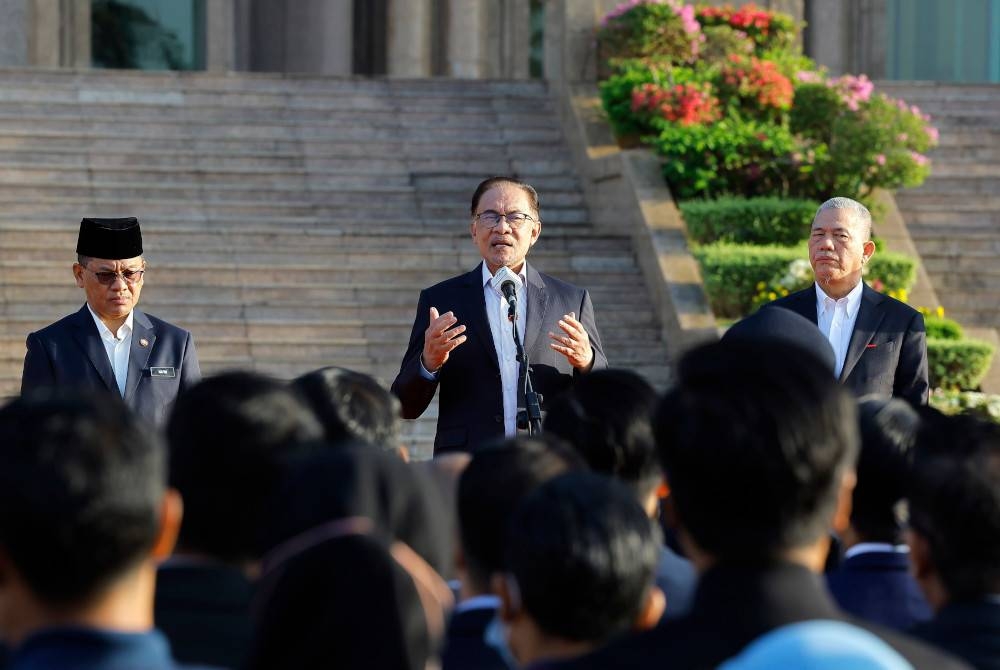 Anwar (tengah) menyampaikan amanat pada perjumpaan bersama warga Jabatan Perdana Menteri bagi bulan Januari 2023 di Bangunan Perdana Putra hari ini.   - Foto Bernama