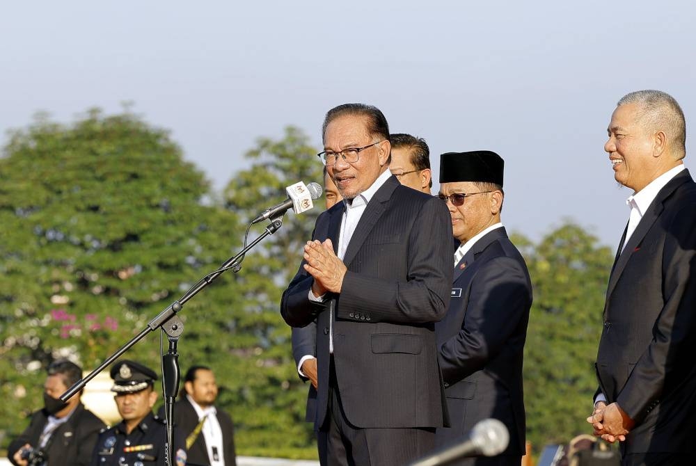 Anwar menyampaikan amanat pada perjumpaan bersama warga Jabatan Perdana Menteri bagi bulan Januari 2023 di Bangunan Perdana Putra hari ini.   - Foto Bernama