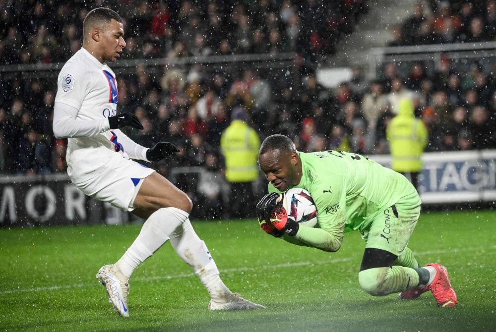 Mbappe (kiri) gagal membantu PSG menyekat kemenangan Rennes 1-0 pada Isnin. - Foto AFP