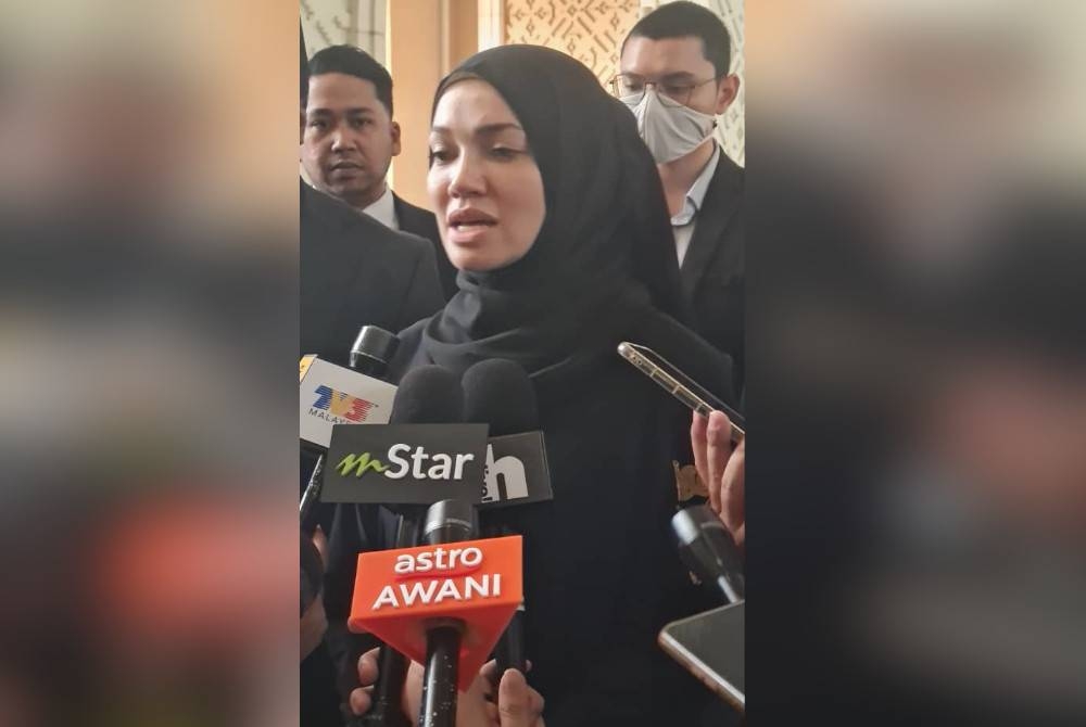 Puteri Sarah ketika ditemui pihak media di lobi mahkamah pada Isnin.