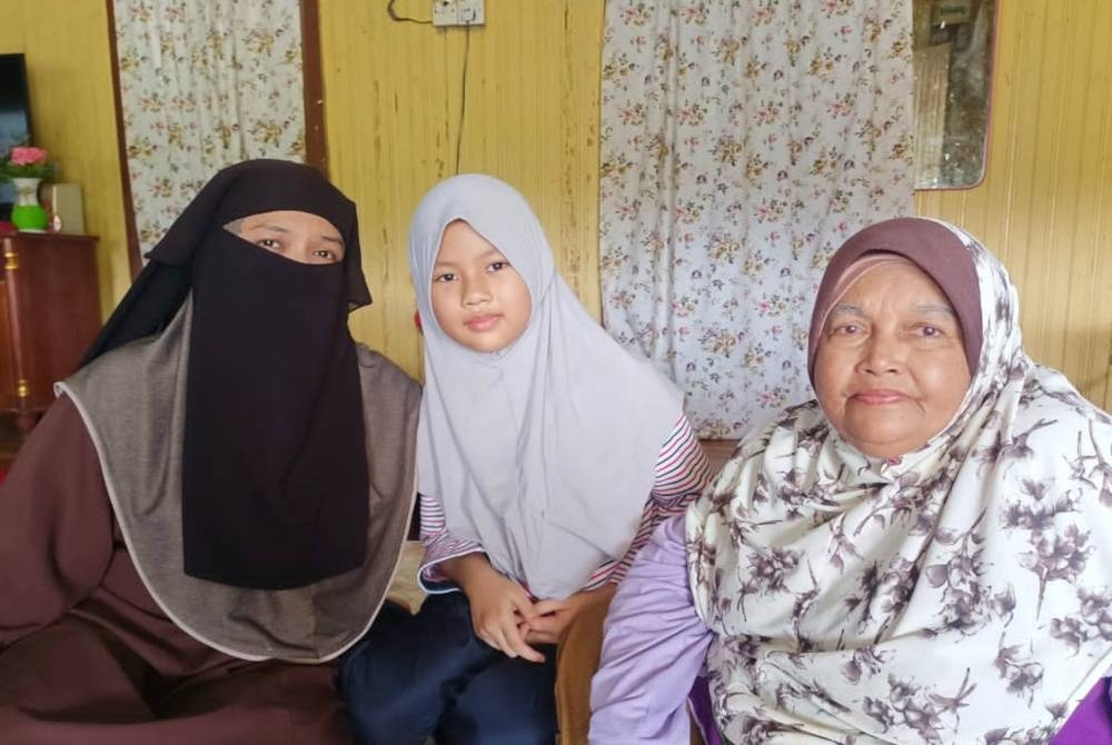 Sufia Az-Zahra kini menumpang kasih Esah (kanan) selepas ibu angkatnya meninggal dunia Oktober lalu.