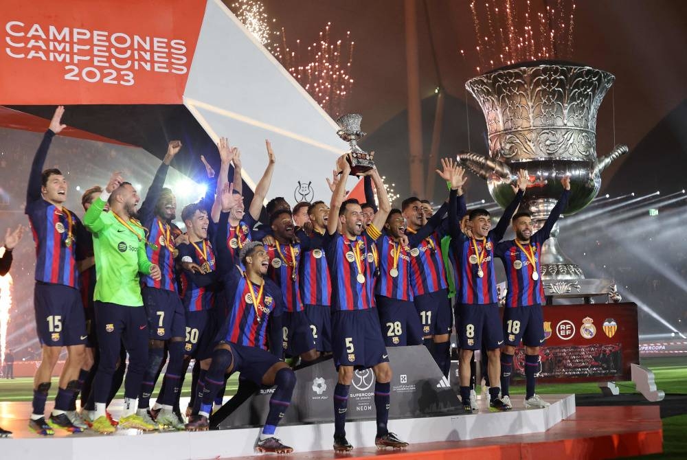 Para pemain Barca meraikan kejayaan menjulang Piala Super Sepanyol. - Foto AFP