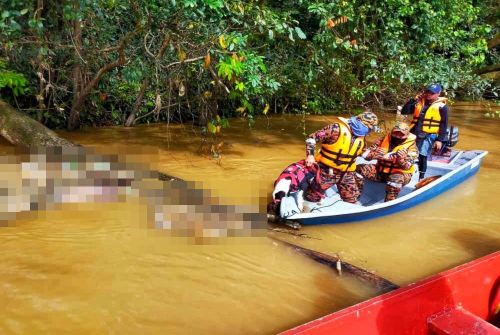 Mayat seorang lelaki ditemukan pada Isnin oleh Unit Anjing Pengesan (K9) yang terlibat dalam operasi tersebut. - Foto ihsan JBPM Pahang