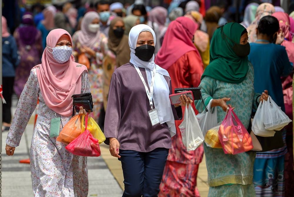 Melaka belum mewajibkan syarat pemakaian semula pelitup muka di tempat awam. (Gambar hiasan) - Foto Bernama