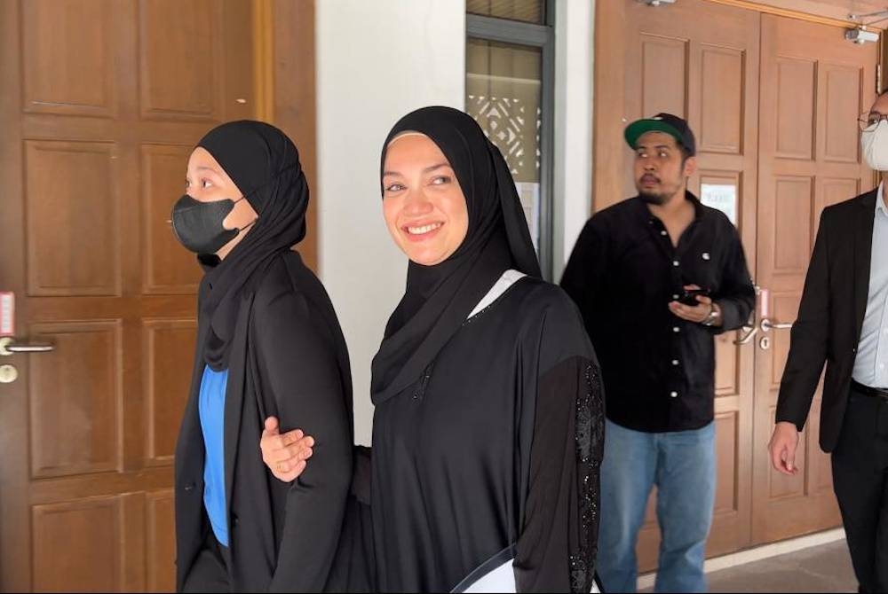 Puteri Sarah hadir di Mahkamah Syariah Kuala Lumpur bagi memfailkan perceraian dengan suaminya, Syamsul pada Isnin.