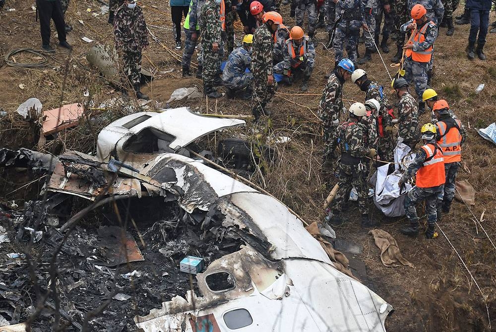 Pesawat Yeti Airlines yang membawa 68 penumpang dan empat anak kapal dilaporkan terhempas di gaung. - Foto AFP