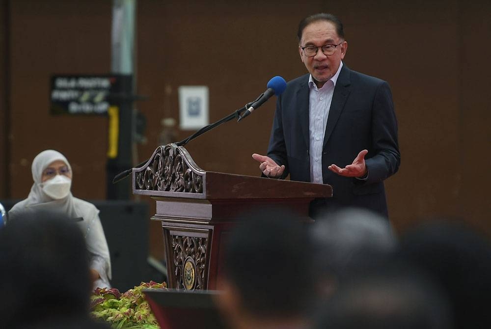 Perdana Menteri Datuk Seri Anwar Ibrahim menyampaikan ucaptama pada Majlis Amanat Perdana Menteri bersama Penjawat Awam Negeri Perlis di Dewan 2020 di Kangar pada Isnin. - Foto Bernama.