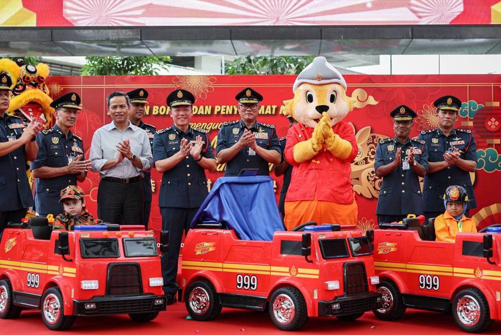 Kor Ming (empat dari kiri) menyempurnakan Pelancaran Program Kesiapsiagaan Musim Perayaan dan Kempen Keselamatan Sempena Tahun Baharu Cina 2023 di Pavilion Bukit Jalil pada Isnin. - Foto Bernama