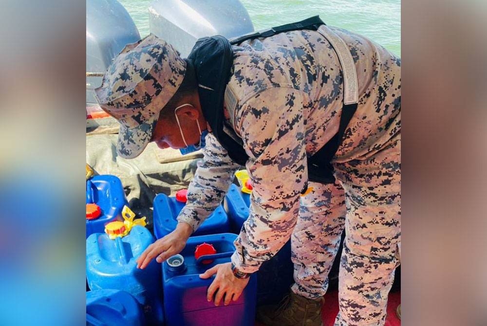 Anggota Maritim Selangor menemukan 26 tong jenis &#039;jerry can’ mengandungi 640 liter cecair disyaki minyak petrol dyang diletakkan di bahagian belakang bot terbabit. - Foto: Maritim Selangor