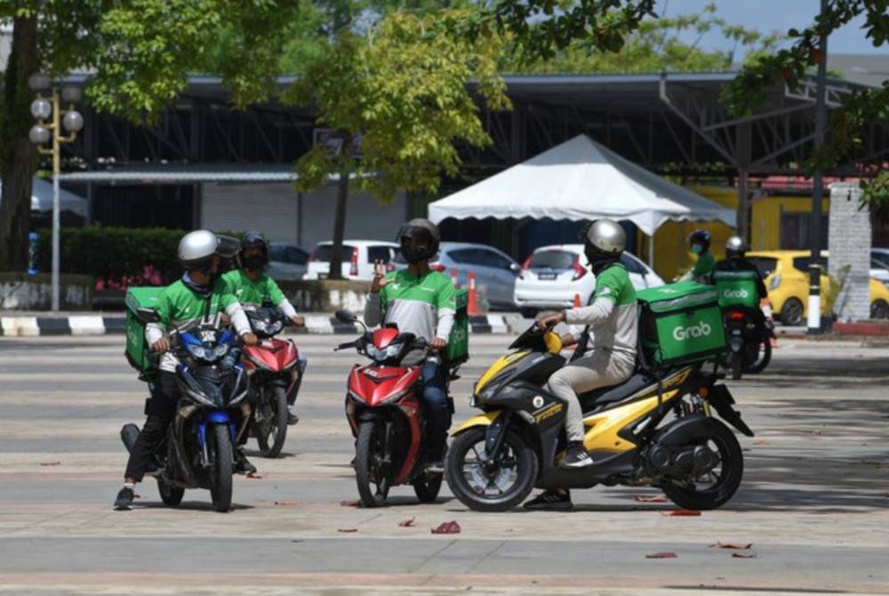 Grab menerusi laman webnya mengesahkan tambang per kilometer bagi rakan penghantar akan diturunkan namun tambang per minit dinaikkan. - Foto Bernama