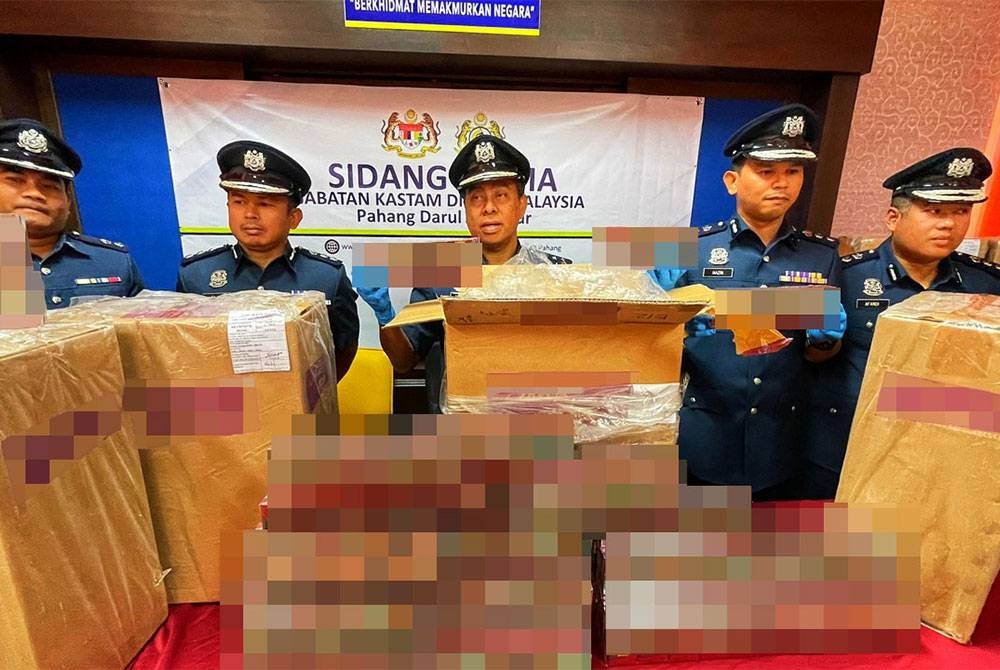 Wan Apandi (tengah) pada sidang akhbar di JKDM Temerloh pada Selasa bersama rokok seludup yang berjaya dirampas sekaligus mematahkan cubaan menyeludup oleh sindiket pada 5 Januari lalu