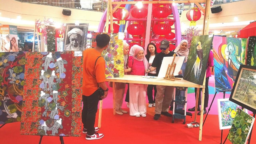 Orang ramai melihat hasil karya pada pameran dan jualan lukisan di Plaza Shah Alam sempena sambutan Tahun Baharu Cina.
