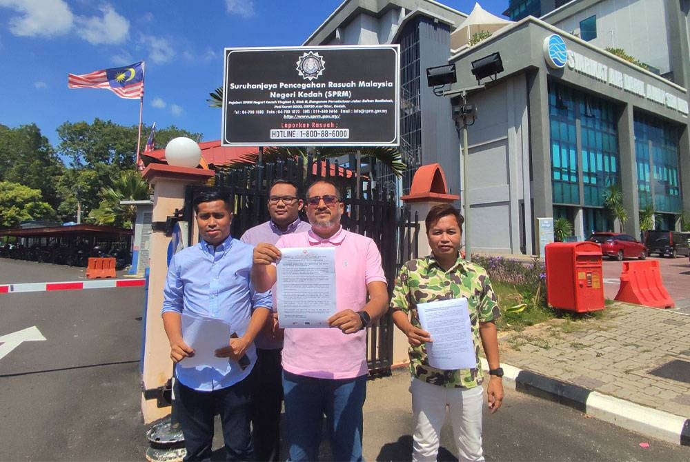 Shaiful Hazizy (tengah) menunjukkan salinan memorandum yang diserahkan kepada SPRM di Pejabat SPRM Kedah pada Selasa.