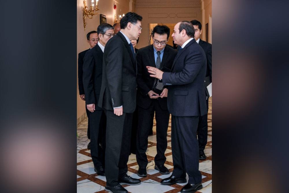 Presiden Mesir, Abdel Fattah al-Sisi (kanan) bertemu dengan Qin Gang (kiri) di istana presiden di Kaherah, Mesir. - Foto AFP/ Ho/ Egyptian Presidency 